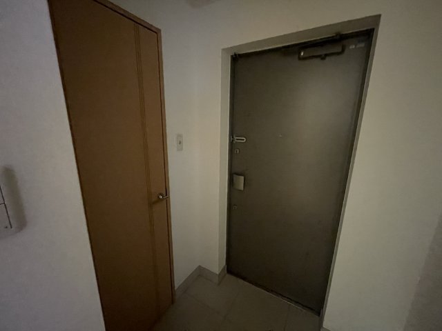 玄関　イメージとして同建物他部屋を表示しています