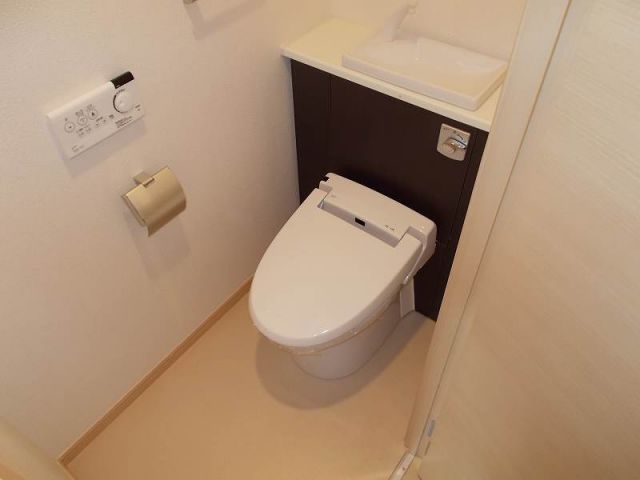 近鉄名古屋線 白子駅 徒歩17分 3階建 築16年のトイレ写真