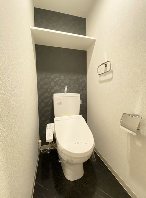 ＪＲ東海道本線 新大阪駅 徒歩10分 13階建 築10年のトイレ写真
