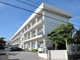小学校　貴崎小学校（小学校）まで303m