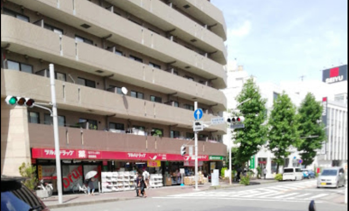 ドラックストア　調剤薬局ツルハドラッグ 新城駅前店（ドラッグストア）まで144m