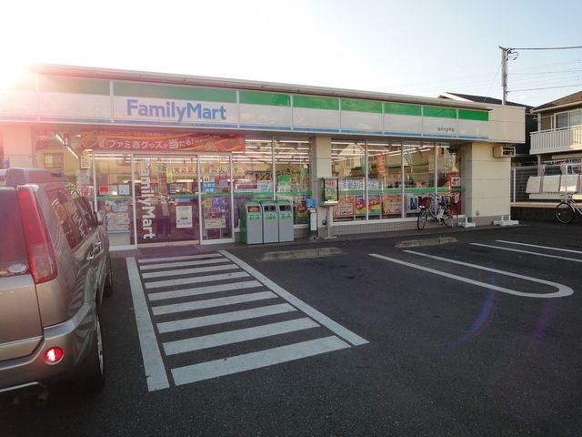 コンビニ　ファミリーマート（コンビニ）まで690m
