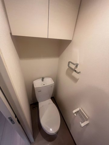 東急田園都市線 三軒茶屋駅 徒歩5分 9階建 築16年のトイレ写真