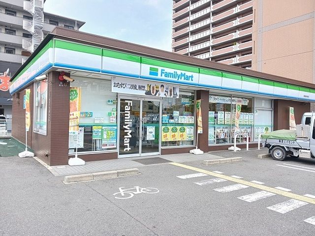 コンビニ　ファミリーマート様（コンビニ）まで290m