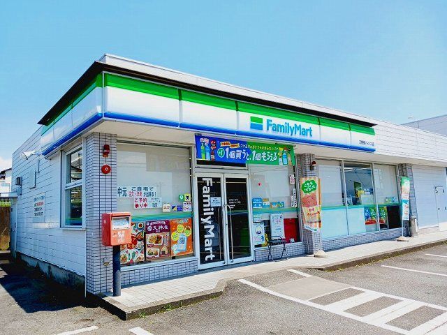 コンビニ　ファミリーマート万野原バイパス（コンビニ）まで450m