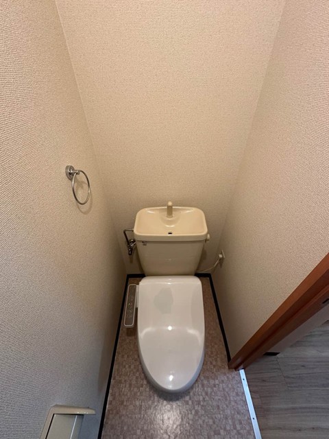 トイレ　トイレは温水洗浄便座付き♪人気のバストイレ別です！横にはタオ