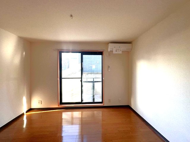 居室・リビング　南向き洋室6帖☆バルコニーに繋がるお部屋は陽当たり良好！エア