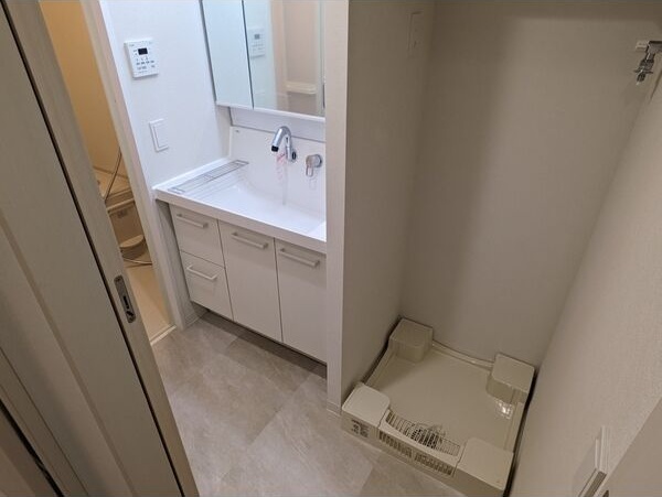 洗面設備　※写真は同じマンションの違う部屋のものになります。