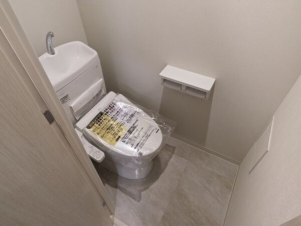 トイレ　※写真は同じマンションの違う部屋のものになります。