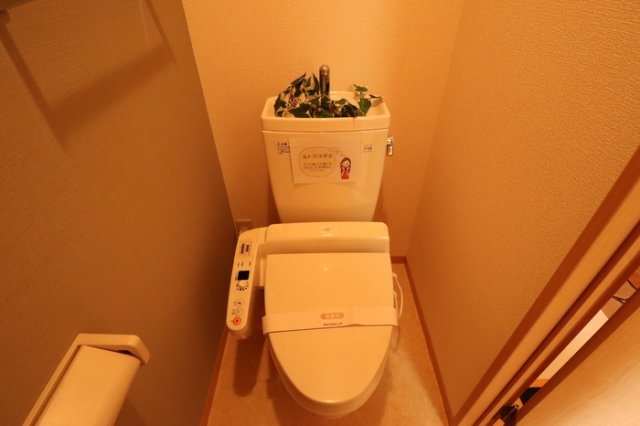 トイレ　もちろん温水洗浄暖房便座です