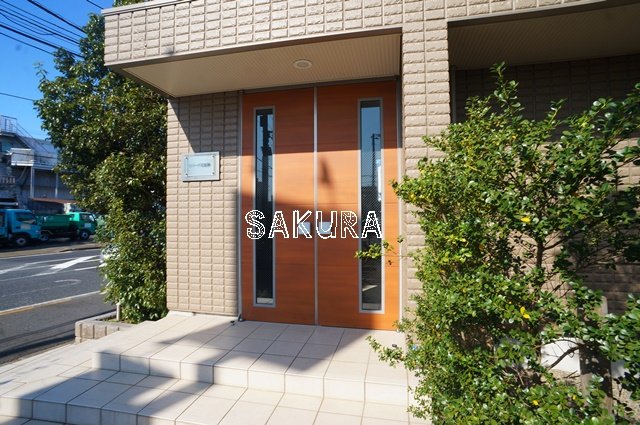 エントランス　重厚感のある建物デザイン♪
