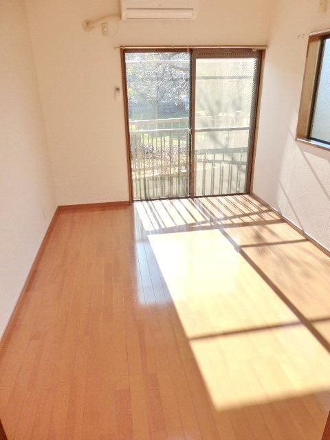 居室・リビング　★明るい角部屋二面採光・物件前が開けておりとても明るいです★