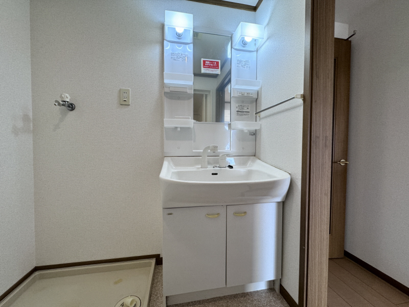 ＪＲ山陽本線 明石駅 バス乗車時間：16分 最寄りバス停で下車 徒歩3分 3階建 築24年の内装写真