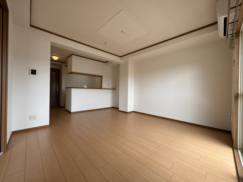 ＪＲ山陽本線 明石駅 バス乗車時間：16分 最寄りバス停で下車 徒歩3分 3階建 築24年の居間写真