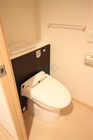 ＪＲ南武線 武蔵新城駅 徒歩13分 3階建 築14年のトイレ写真