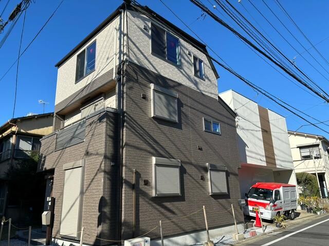 建物外観　サンディングでおしゃれな外観、防犯シャッターも御座います。