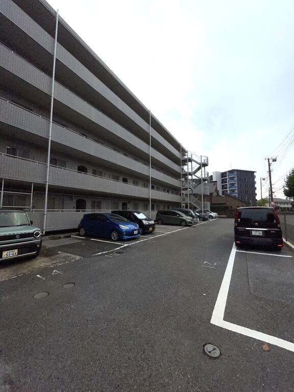 駐車場　十数台は停められる駐車場です。空き状況は要確認