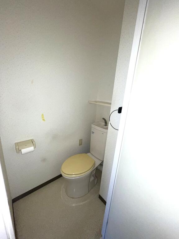 トイレ　白を基調とした清潔感のあるトイレです