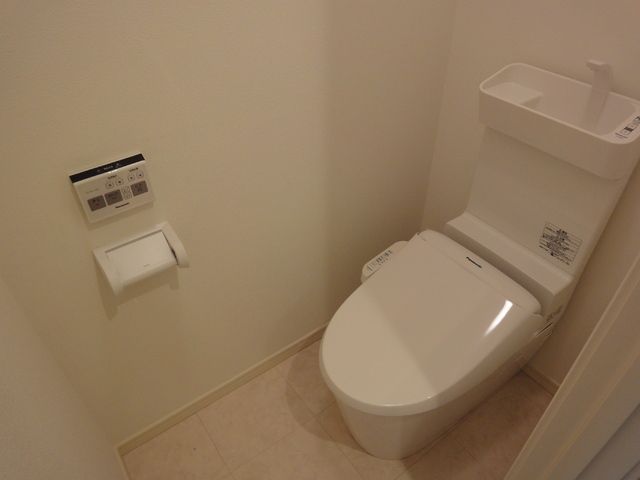 桜のある家のトイレ写真