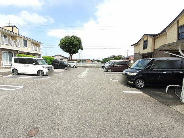 駐車場　駐車場があるので、車を買う予定の方も安心です