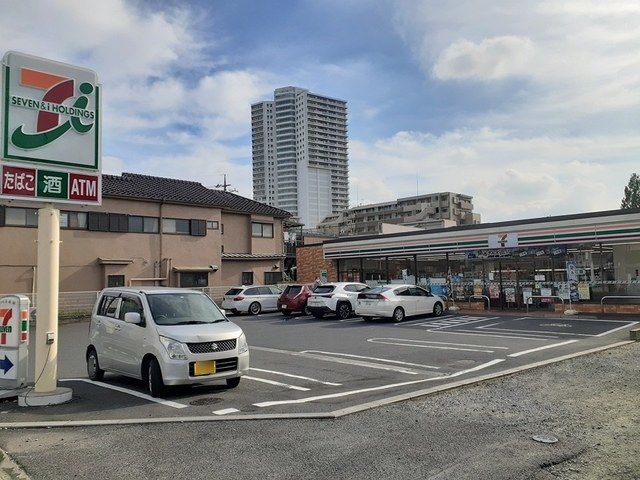 コンビニ　セブンイレブン越谷３丁目店（コンビニ）まで73m