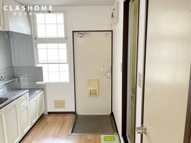 玄関　同物件の別部屋になります。