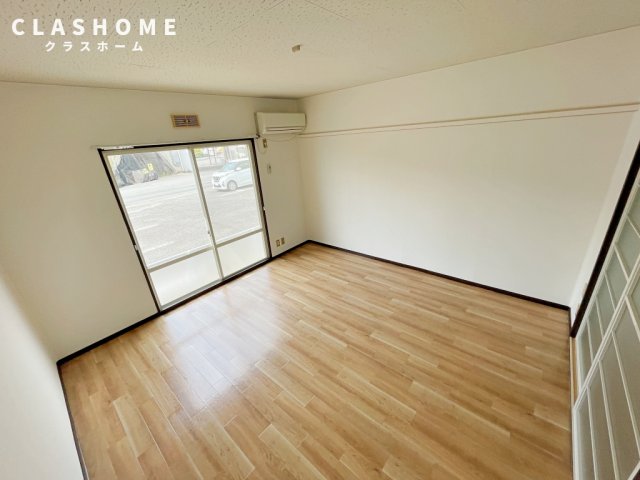居室・リビング　同物件の別部屋になります。