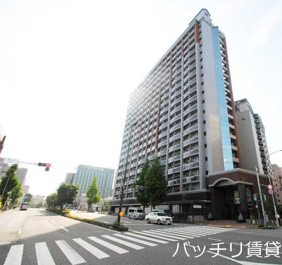 建物外観　オートロック　宅配ボックス　監視カメラ　エレベーター２基♪