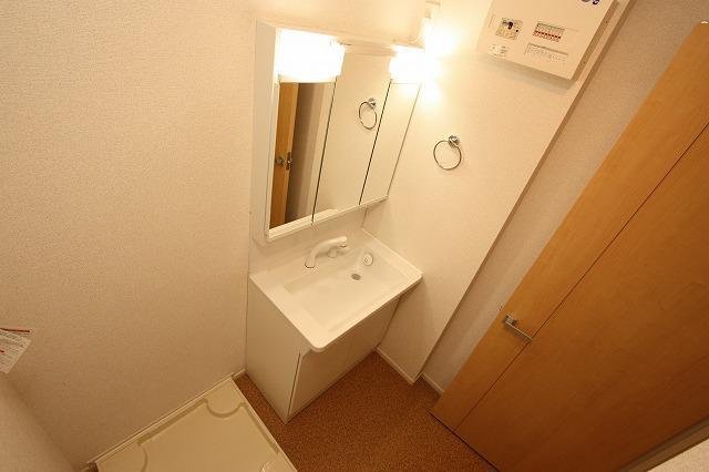 洗面設備　明るい洗面所です