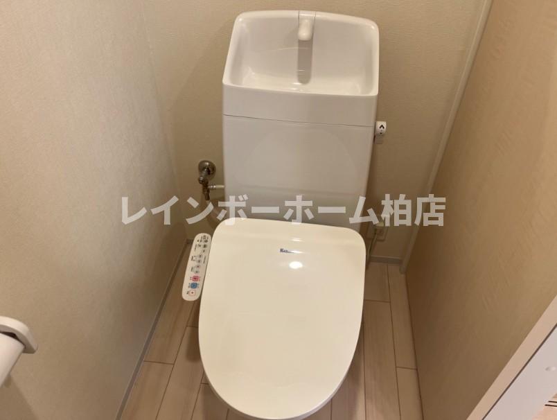 トイレ　シャワー付きトイレです