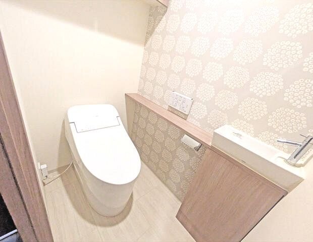 トイレ　温水洗浄便座です