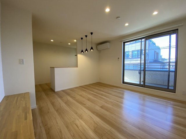 居室・リビング　リビングダイニングキッチンは広々14帖あります☆