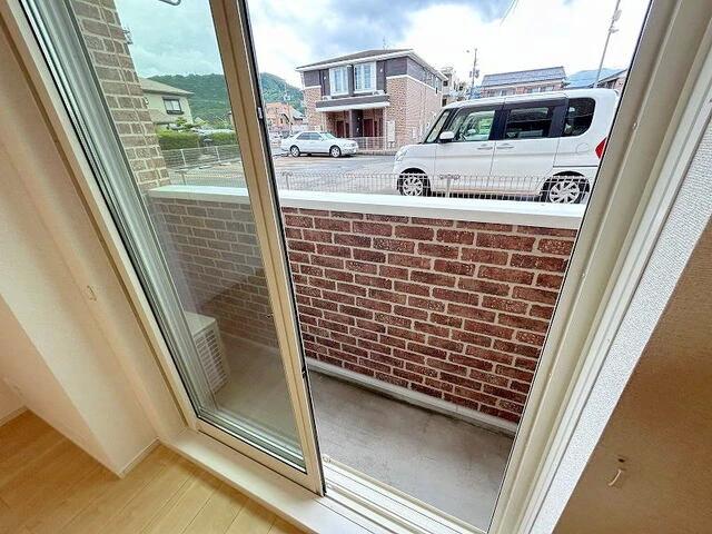 バルコニー　南東向きベランダ、シャッターつき複層ガラス