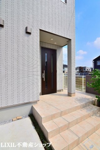 エントランス　オートロック機能付のエントランスです。