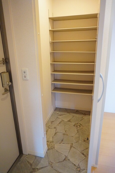 玄関　同社同型物件です