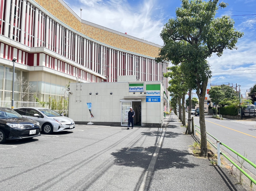 コンビニ　ファミリーマート 葛飾亀有四丁目南店（コンビニ）まで242m
