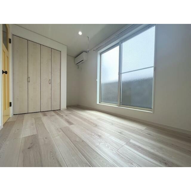 居室・リビング　白が基調の明るい室内に、梁（はり）やドアがアクセントでお洒落