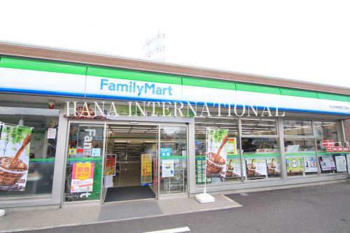 コンビニ　ファミリーマート足立中央本町四丁目店（コンビニ）まで989m