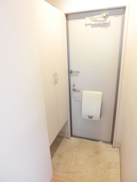 玄関　玄関にはシューズボックスがあります