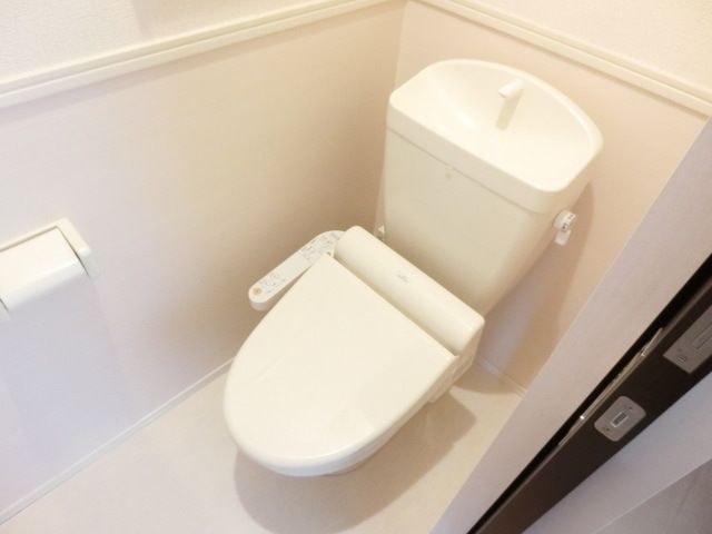 トイレ　温水洗浄便座付きのトイレです