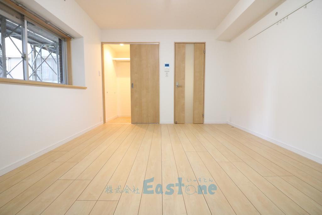 居室・リビング　出窓付きの居室でちょっとおしゃれ感UP♪