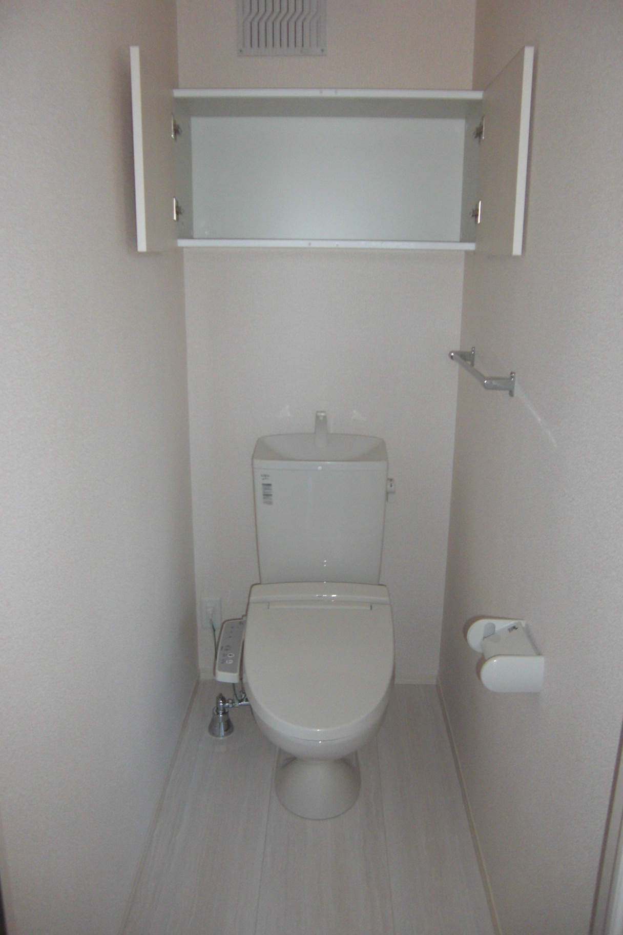 トイレ　ウォシュレットトイレ付き。便利な収納付き！