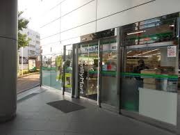 コンビニ　ファミリーマート護国寺駅前店（コンビニ）まで317m