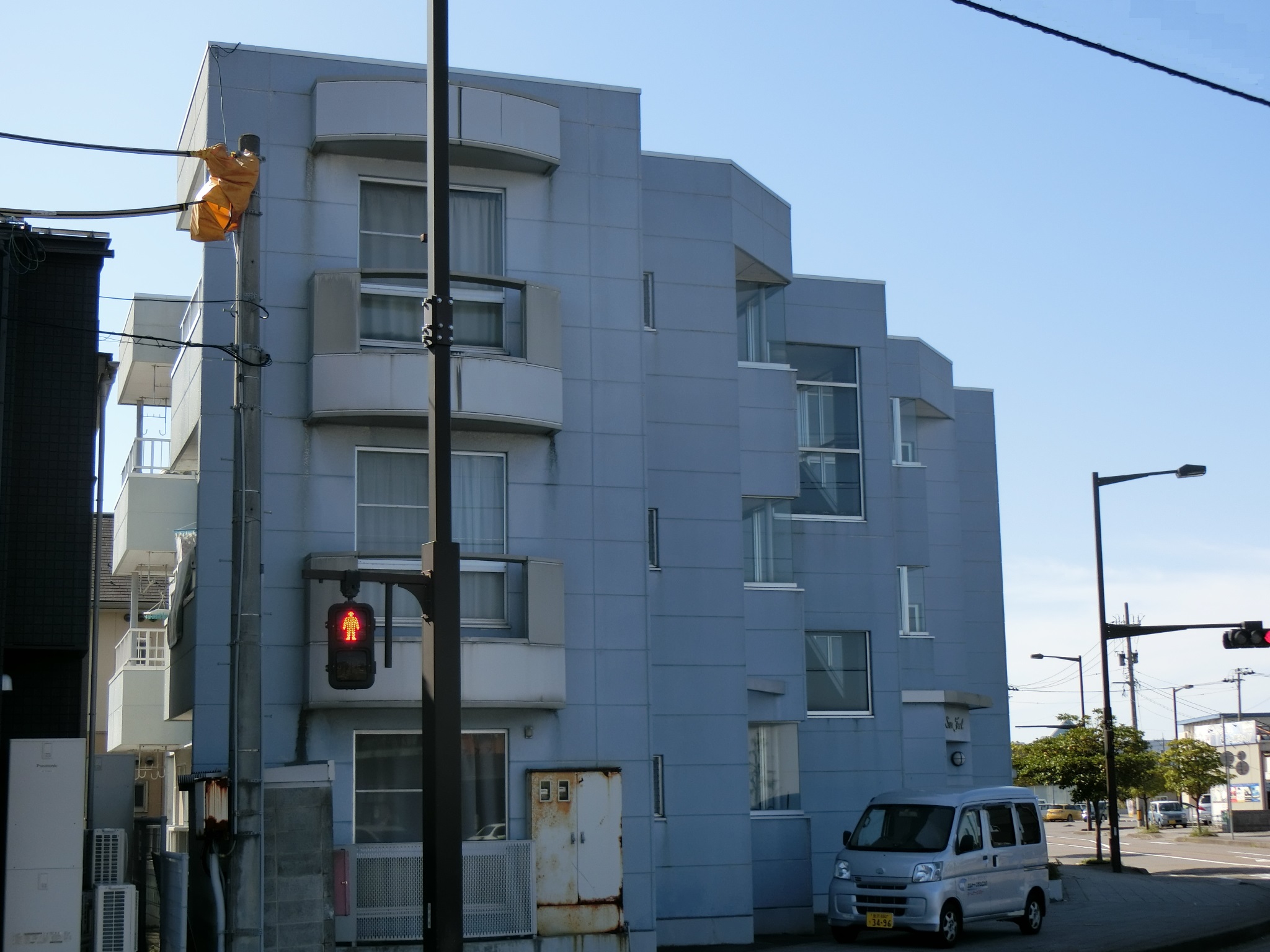 建物外観　交差点角の便利な立地。LINE内見可！