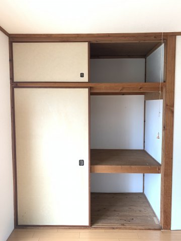 収納　洋室には大きな押入れで収納に困りません。