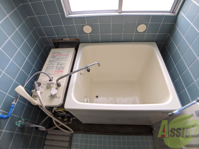 バス・シャワールーム　レトロな雰囲気のお風呂ですが、追い炊き機能が付いています。