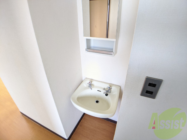 洗面設備　シンプルな洗面台ですね。掃除がしやすそうです。