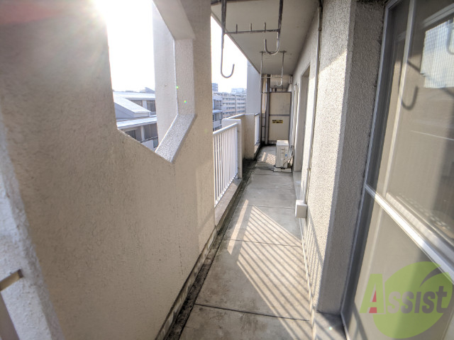 バルコニー　ベランダは広めで、洗濯物がはかどりそうです。