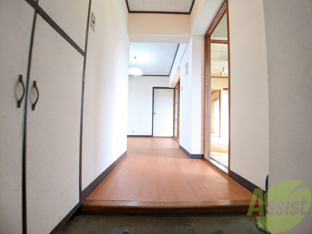 玄関　玄関から撮影してみました。リビングは光が差し込んできますね。