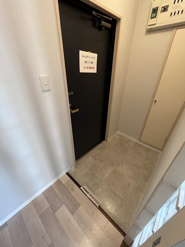 玄関　室内写真は同タイプの別部屋になります。